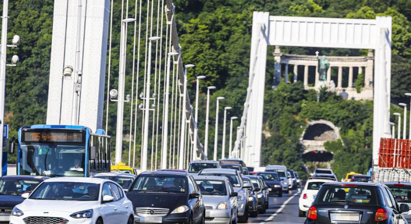 Autó és villamos ütközött össze az Erzsébet híd budai hídfőjénél