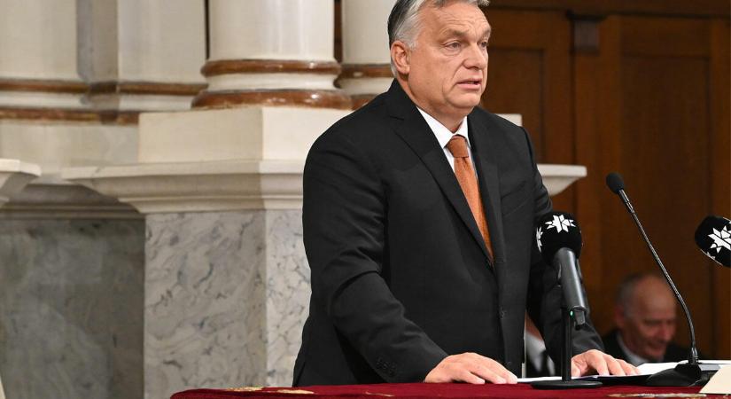 Orbán felmászott a szószékre, onnan üzeni: épségben át kell vinni a hazát a túlpartra