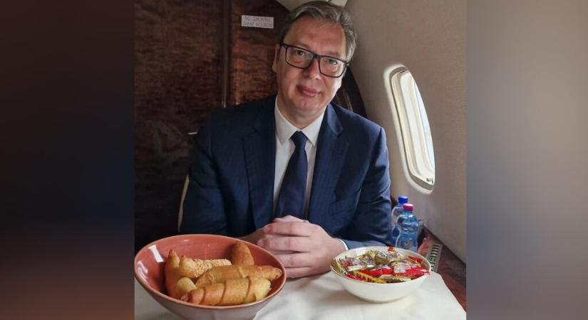 Vučić kiflivel eszi a Haribo cukorkát