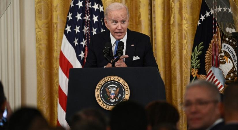 Joe Biden újra eltévedt a színpadon (Videó!) (videó)