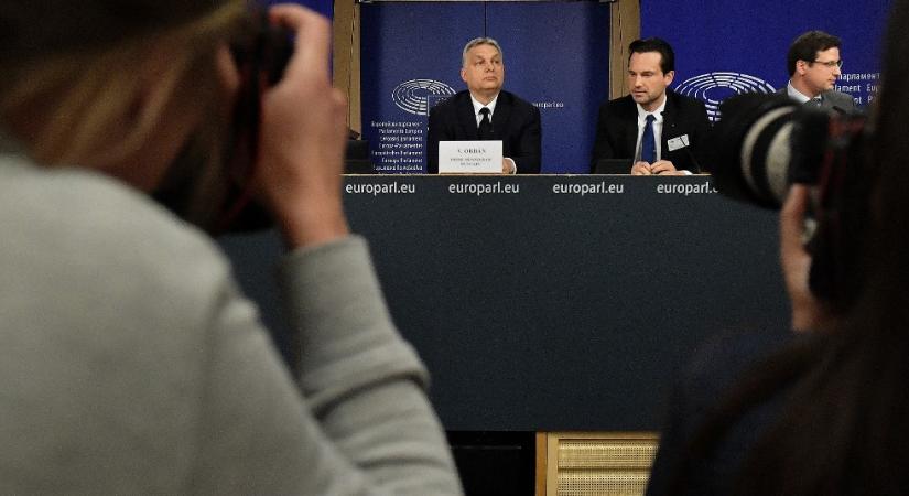 Orbán Viktor itthon a szankciók ellensége, Brüsszelben a barátja