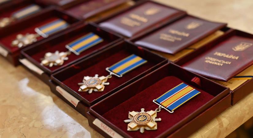 Posztumusz állami kitüntetést kapott Zelenszkijtől több kárpátaljai katona