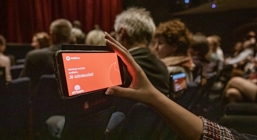 Új technológia segíti a hallássérült nézőket egy hazai a színházban