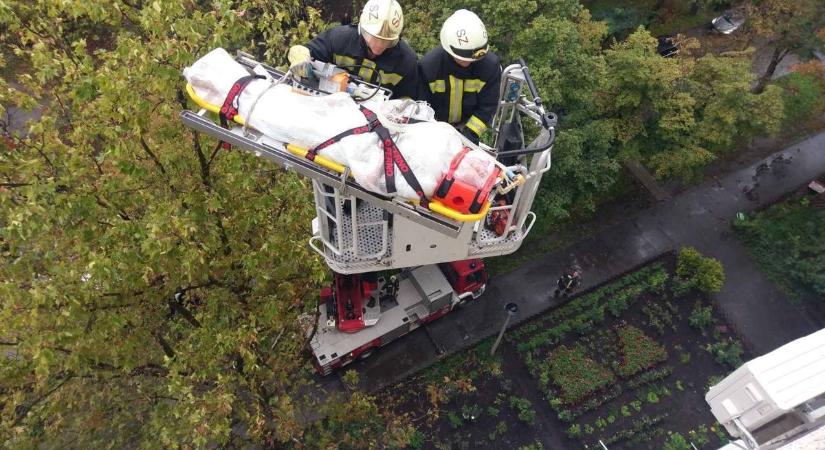 Így mentenek a tűzoltók, ha nem jutnak be a lakásba a mentők - fotók Szegedről