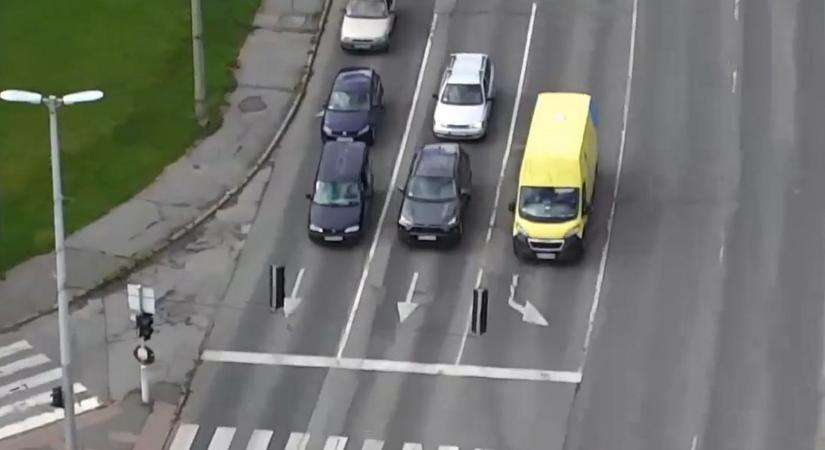 Drónnal néztek be az autók belterébe a magyar rendőrök