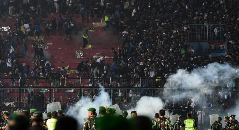 Káoszba fulladt a futballmeccs, legalább 129-en meghaltak