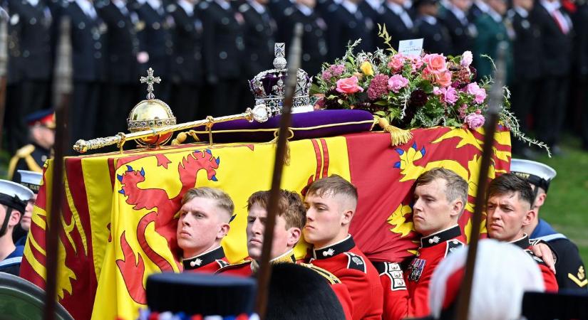 Most jött a sokkoló hír! Meghalt az a 18 éves katona, aki Erzsébet királynő koporsóját őrizte