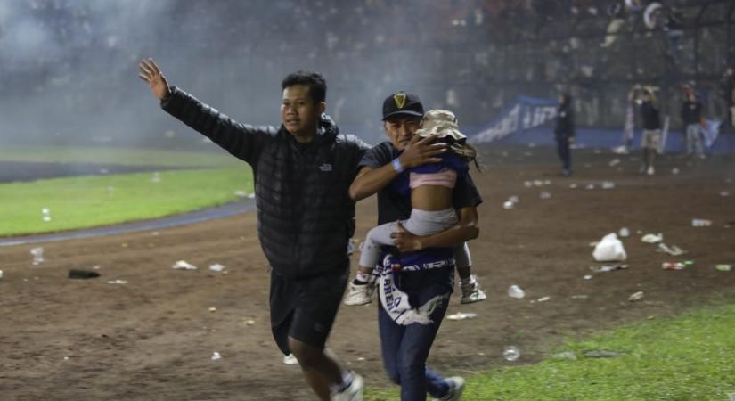 Legkevesebb 129-en haltak meg egy futballmérkőzést követően Indonéziában