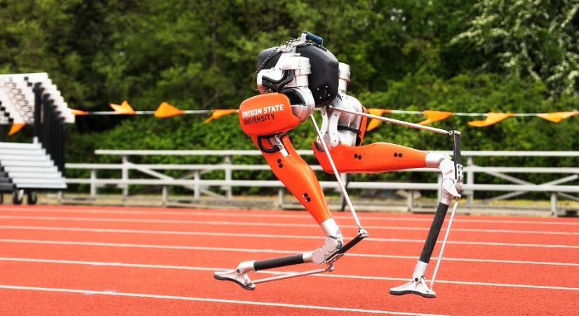 Rekordgyorsasággal futotta le a száz métert a kétlábú robot, ami önállóan tanult meg sprintelni
