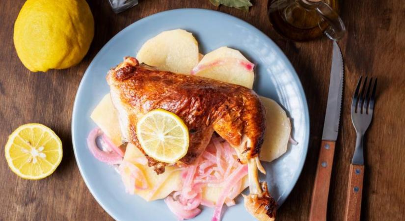 Fenséges, fehérborban sült csirkecomb: a hús szaftos és omlós