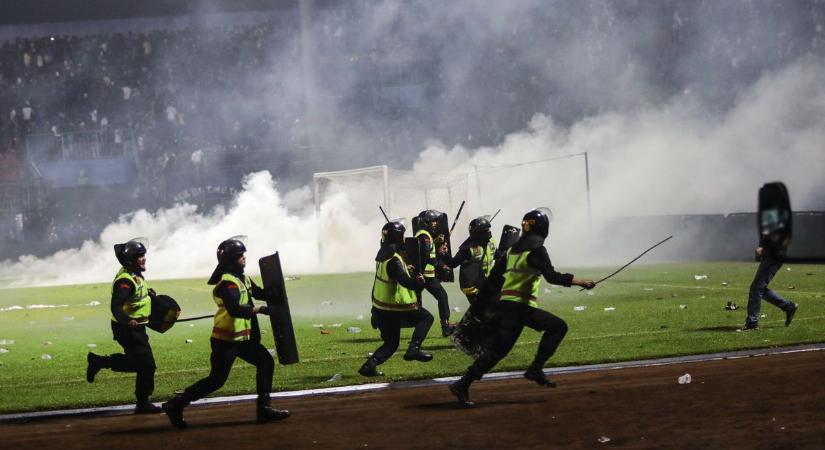 Közel 130 ember meghalt egy indonéz futballmérkőzésen