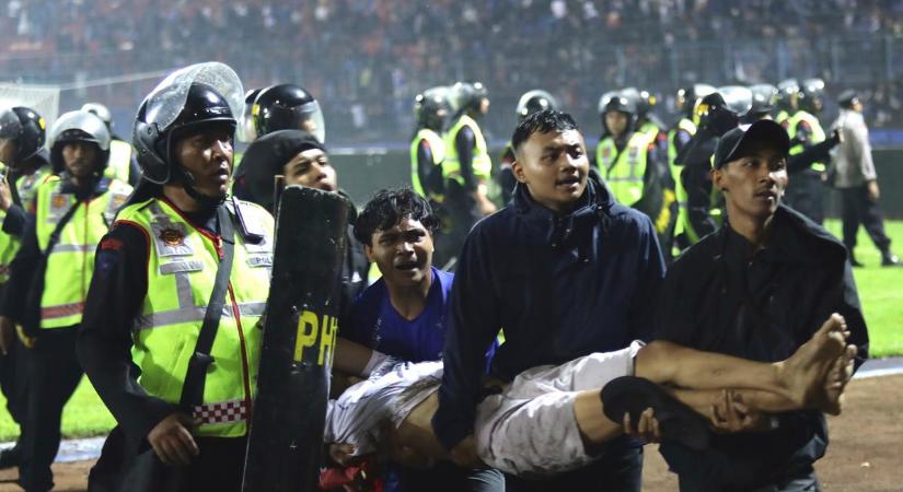 Futballkatasztrófa: a káoszban egymást taposták az emberek, legalább 129-en meghaltak