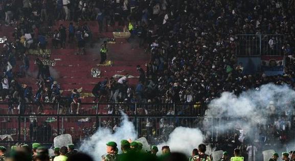 Tragédia Indonéziában, 129 halottat követelt a pánik egy futballmeccsen