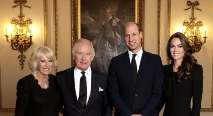 Hivatalos fotót adott ki a szűk királyi családról a Buckingham-palota