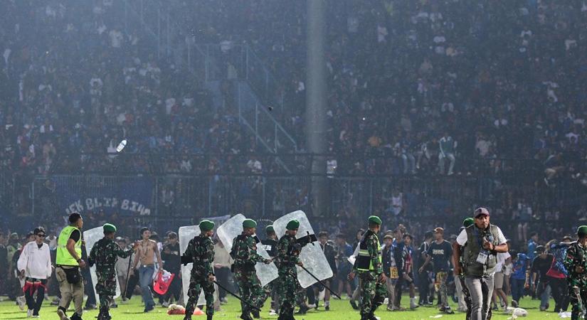 Indonézia: közel kétszázan meghaltak egy káoszba fulladt futballmeccsen