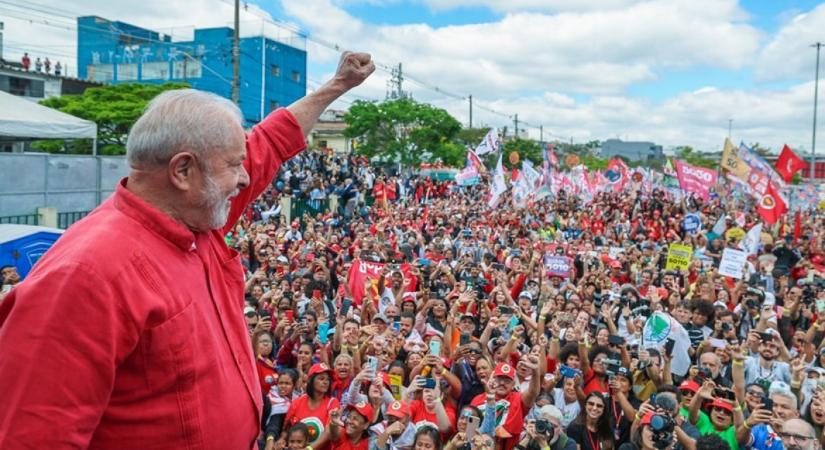 Jámbor András (Facebook): Remélem, már holnap azt mondhatjuk, újra Lula lett Brazília elnöke! Hajrá, elnök úr!