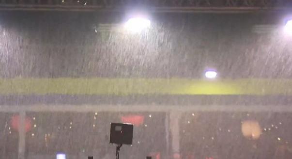 ÉLŐ: Szakad az eső Szingapúrban, csúszik a rajt