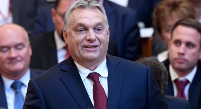 Ezt le fogja töröltetni a Fidesz: videó jelent meg Orbánról, ahol rendre kellett utasítani a himnusz éneklése alatt