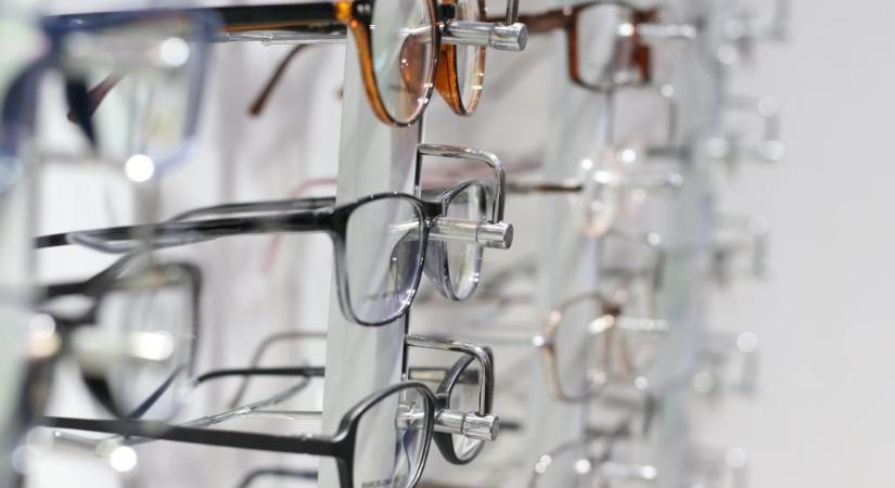 Ingyenes szolgáltatások indulnak az optikákban, például szemüveg-ellenőrzés