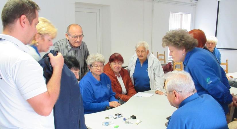 Az idősek világnapja alkalmából a rendőrség munkatársai Kozármislenybe látogattak