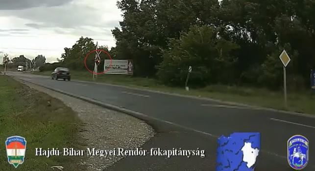 VIDEÓ: Nem érdekelte, TILOS jelzés ellenére hajtott a vasúti átjáróba az autós