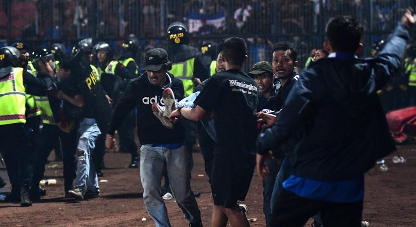 Tragikus vége lett a meccsnek: közel kétszázan haltak meg a szurkolók zavargása és a pánik miatt (videók)