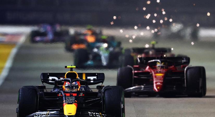Elmaradt Verstappen F1-es címvédése: sorra baleseteztek a pilóták az esőben