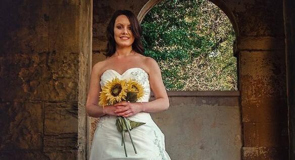 Egy modell úgy döntött, válása után saját kezűleg égeti el a menyasszonyi ruháját
