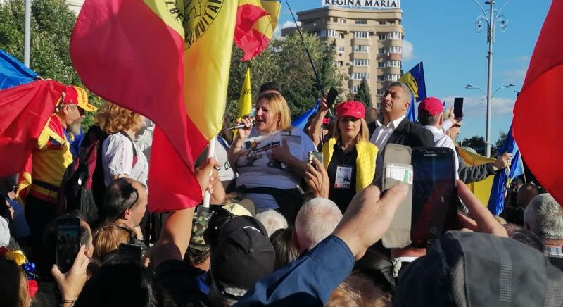 Meghekkelte Șoșoacă George Simion AUR-vezér bukaresti tüntetését, az eseményt egy kis dulakodás fűszerezte