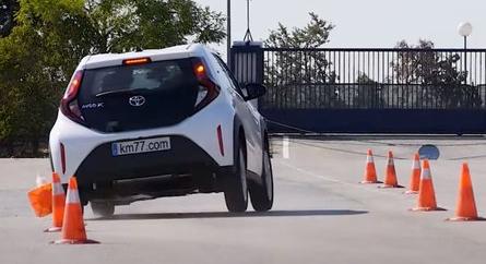 Az alulkormányzott Toyota Aygo X is bukdácsolt egyet a rettegett jávorszarvas-teszten