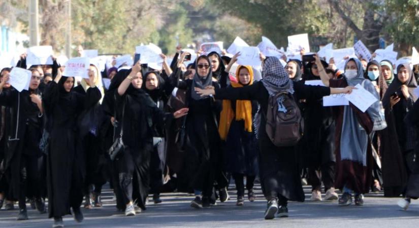 Oktatásért tüntető nőket zavarták szét tálibok Afganisztánban