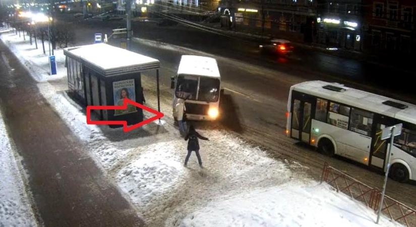 Elütött a busz egy nőt, aki a megállóban várakozott - videó