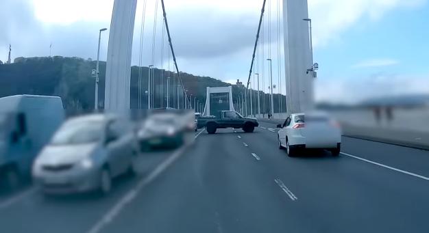 Videó csak erős idegzetűeknek: az Erzsébet híd kellős közepén döntött úgy a terepjárós, hogy megfordul