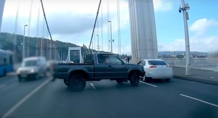 Videó: Megunta a dugót, az Erzsébet híd közepén fordult meg egy pick-upos