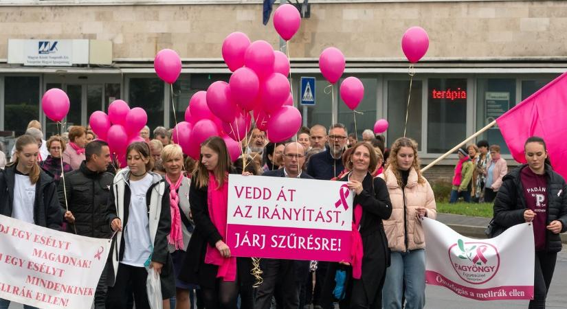 Rózsaszínben sétáltak a mellrák elleni küzdelem jegyében Veszprémben