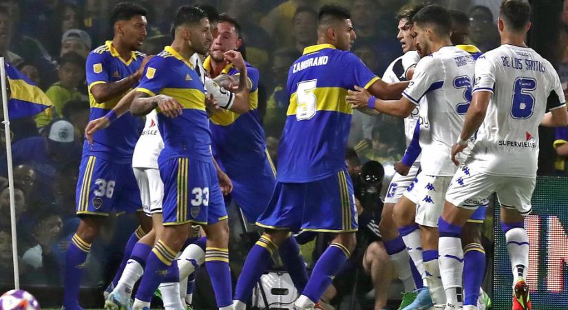 Brutális becsúszás után tömegverekedés tört ki a Boca Juniors meccsén - videó