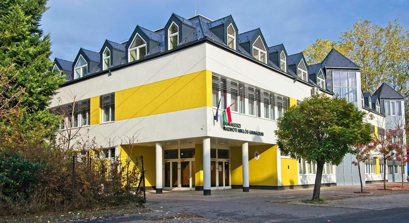 Dunakeszin 16 tanár vállalt szolidaritást a Kölcseyből kirúgott pedagógusokkal, a Radnóti Miklós Gimnázium tanárai megtagadták az első két óra megtartását