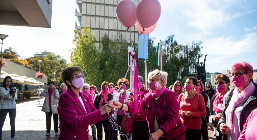 Figyelemfelkeltő sétával kapcsolódnak a mellrák elleni világnaphoz Salgótarjánban