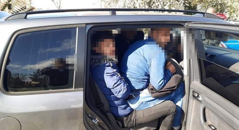 Harminc menekültet zsúfoltak be két személygépkocsiba a moldáv embercsempészek
