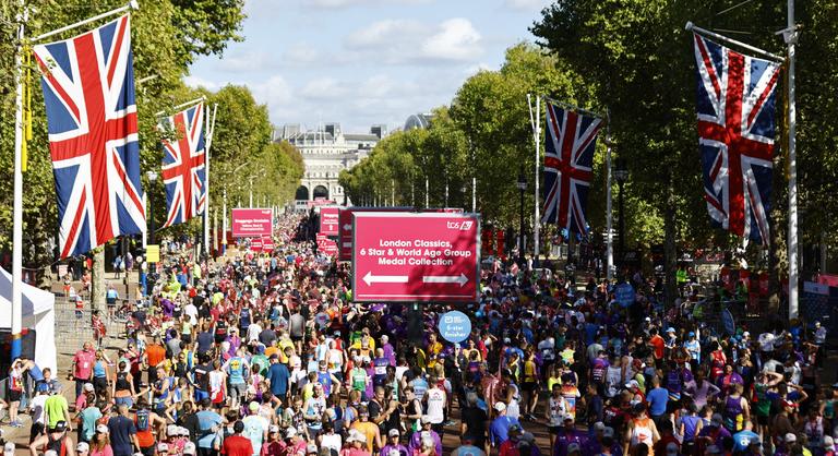Összeesett és meghalt egy futó a London Marathon utolsó szakaszán
