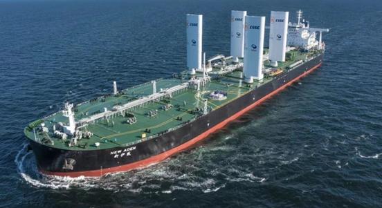 A világ legújabb kőolajszállító óriás tartályhajója vitorlákat is kapott