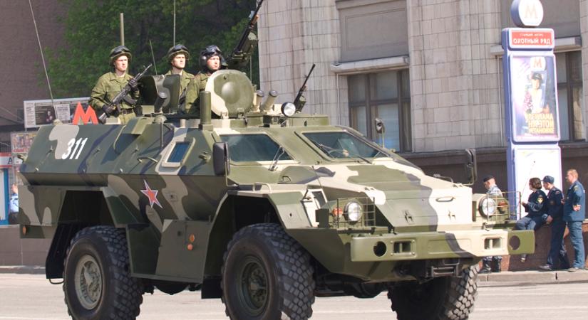 Oroszország tényleg nukleáris csapást kibíró harcjárműveket küld a frontra?