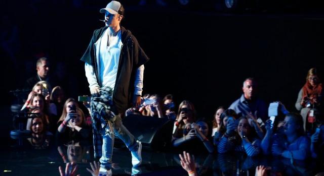 Letolt nadrággal, gyanús pózban fotózták le Justin Biebert egy golfklubban