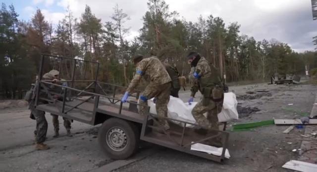 Videó: orosz és ukrán katonák holttestei hevernek a hétvégén felszabadított Liman utcáin