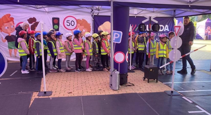 Mobil közlekedésbiztonsági park nyílt a kalocsai Érsekkertben