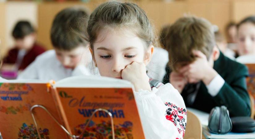 Ukrajnában közel 8 ezer iskolában jelenléti vagy vegyes, több mint 5 ezer iskolában pedig online formátumban zajlik az oktatás