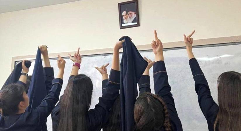 Hidzsáb nélkül tüntetnek az utcán a középiskolás lányok Iránban, a középső ujjukat lóbálják a hatalomnak