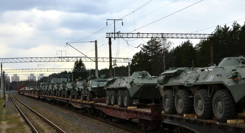 Nukleáris robbanófejek szállítására használt vonat tart az ukrán frontra