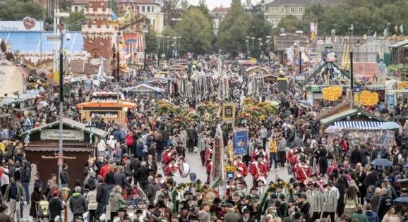 Koronavírus külföldön: fertőzéshullámot indított az Oktoberfest Münchenben