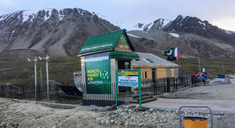 4693 méter magasan van egy működő pénzautomata Pakisztán és Kína határán